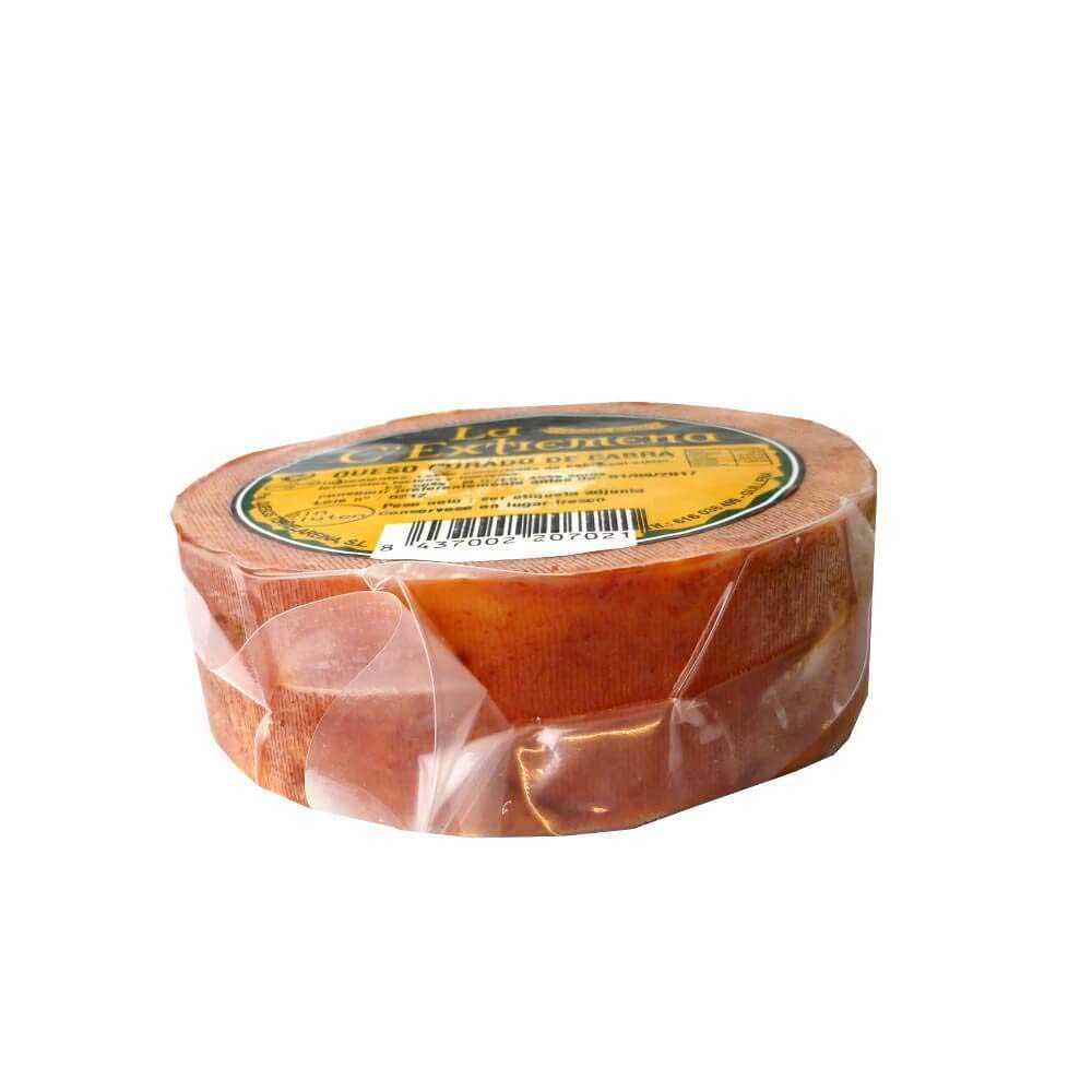 ganzer Laib La Extremeña gereifter Ziegenkäse curado mit pasteurisierter Milch aus Spanien - Paprika Rinde