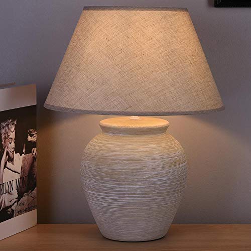Dai un tocco moderno alla tua casa con questa particolare lampada da tavolo, da poter utilizzare sopratutto come lume da comodino per camera da letto.
