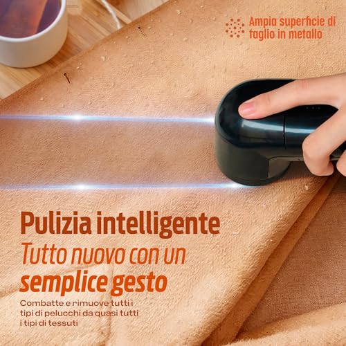 PORTENTUM Rasatura elettrica antipelucchi – Rimuovi-pelucchi per abbigliamento, lame in acciaio inossidabile – Contenitore per pelucchi rimovibile – Batterie INCLUSE – Spazzola per la pulizia - Immagine 5