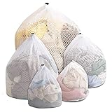 Diseño humanizado: nuestra bolsa de lavandería de malla está unida con un cordón, que se puede plegar a voluntad y es fácil de transportar. La bolsa de la lavadora se puede colgar en el tirador de la puerta o en la pared después de su uso.