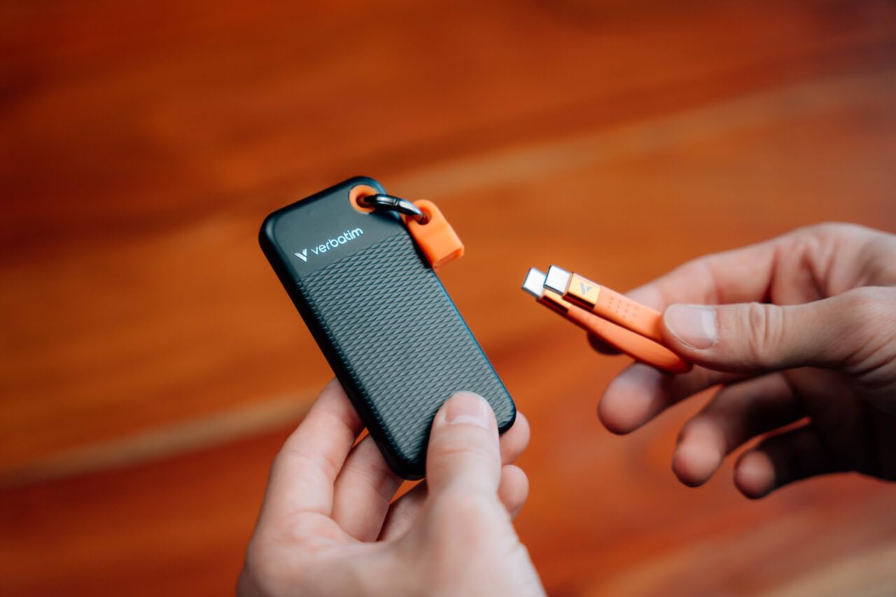 Verbatim Pocket SSD 2TB Externe SSD USB 3.2 Gen2 1000MB/s Schwarz Orange | Kompakt mit Schutzhülle, Bis zu 1000 MB/s Lesen & Schreiben, tragbare externe Festplatte für PC, Mac & Konsole