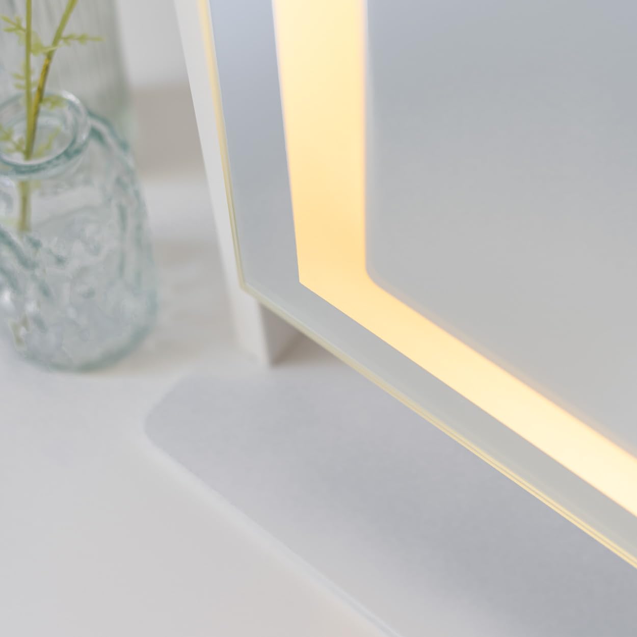 Flamingueo - Espejo Maquillaje con Luz - Banda LED - 3 Modos de Luz - Intensidad Ajustable - Control Táctil - Puerto USB - Espejo Aumento - Posición Regulable - Blanco - 64x12x54,5cm