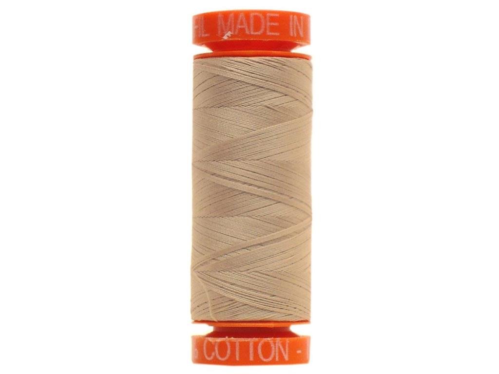 Fil Aurifil Mako 50W beige pour vos moments créatifs et patchwork
