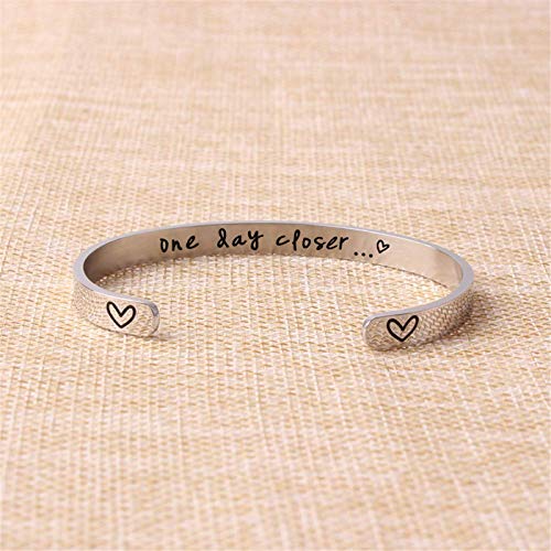Jvvsci One Day Closer Cuff Bracelet, Long Distance Love for Army Wife, Military Girlfriend, Deployment Gift For Her Countdown LDR Love4
