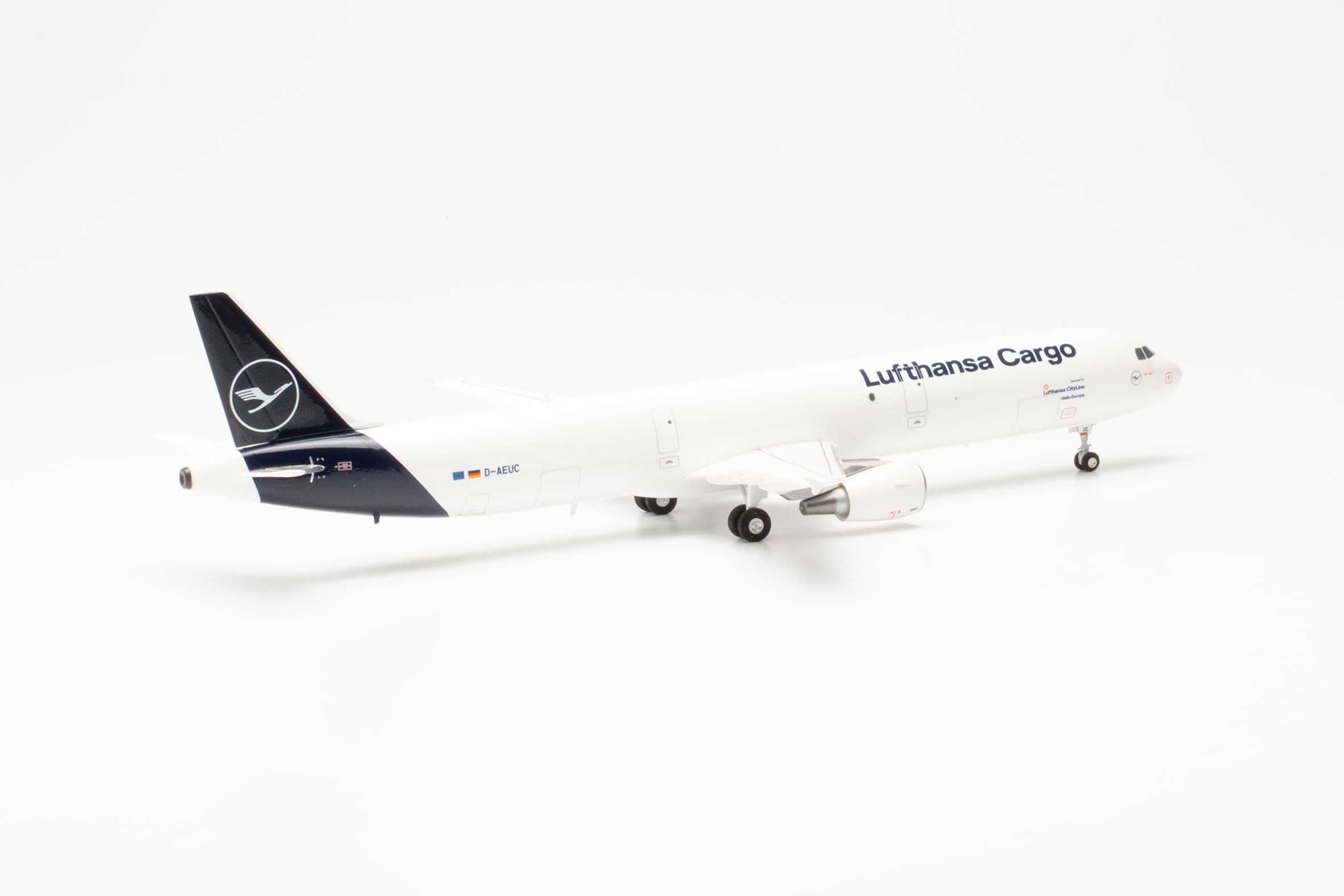 Herpa Modellflugzeug Lufthansa Cargo Airbus A321P2F – D-AEUC Hello Europe, Miniatur im Maßstab 1:200, Sammlerstück, Modell mit Standfuß, Kunststoff