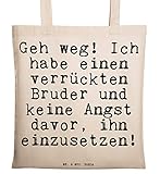 ❤ 100% LIEBEVOLL - Diese wunderschöne weiße Tragetasche von Mr. & Mrs. Panda im Jutebeutel Style ist wirklich etwas ganz Besonderes. Mit unseren Motiven und Sprüchen kannst du auf eine ganz besondere Art und Weise dein Lebensgefühl ausdrücken. Die Tasche ist aus 100% Baumwolle gefertigt und fühlt sich deshalb sehr hochwertig an. Unsere Baumwolltaschen sind sehr robust und dadurch langlebig. Ob als Einkaufstasche oder Umhängetasche ist dieses modische Accessoire mit dem jeweiligen Motiv auf je...