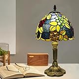 Design baroque : l'abat-jour en vitrail présente des motifs décoratifs complexes et des détails artistiques exquis.