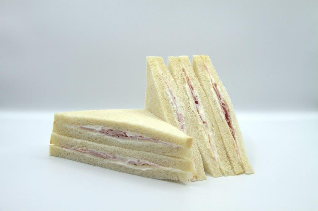 Confezione da 10 tramezzini gusti assortiti: 2 tonno e verdure 2 tonno e carciofi 2 tonno e uova 2 prosciutto cotto e formaggio e 2 prosciutto cotto e funghi