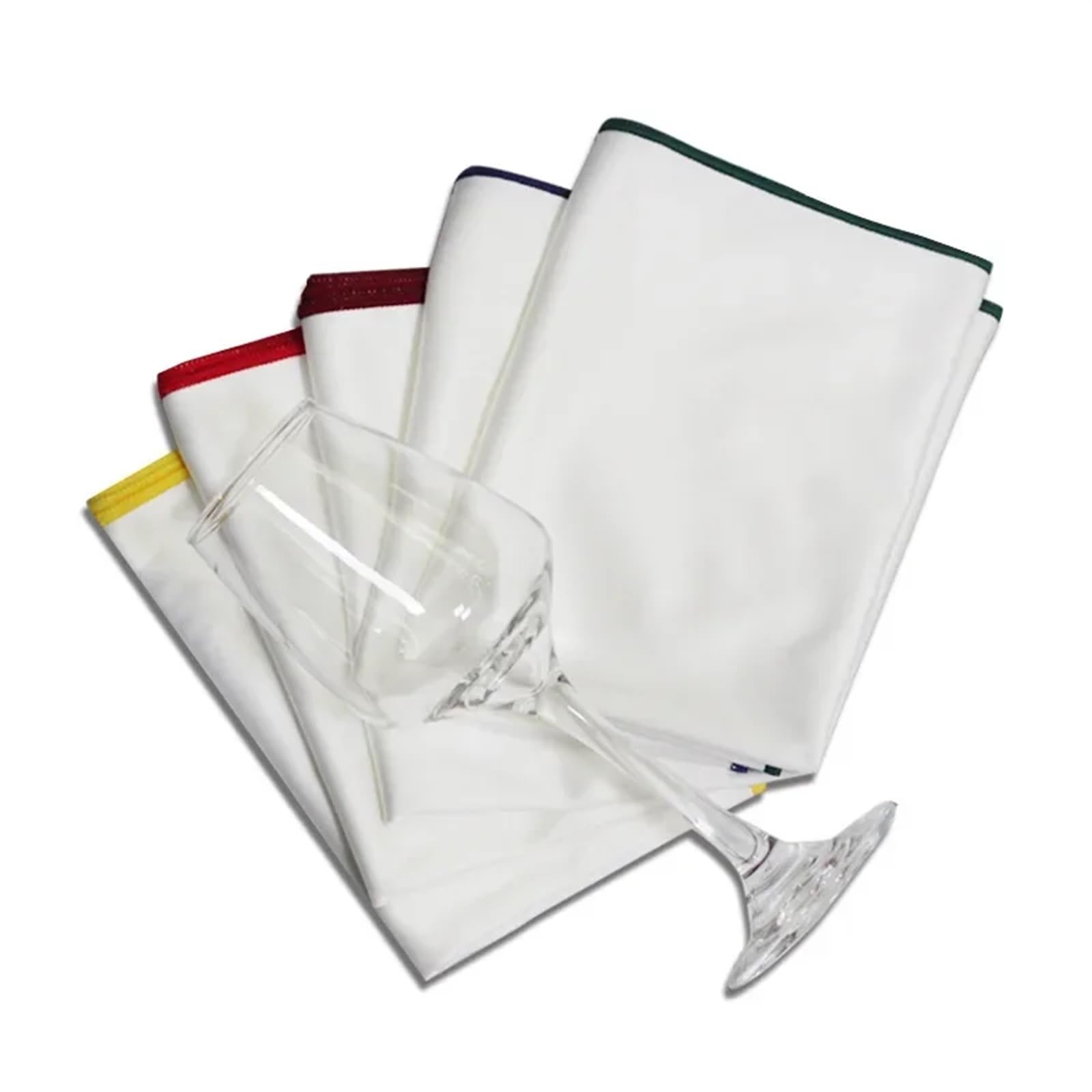 Chiffon de nettoyage pour verres à vin rouge lors de vos repas de fête