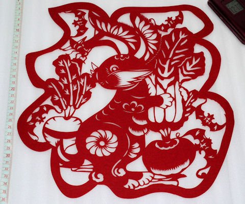 【新品、貴重】中国、切り絵、40年前程度の作品 Amazon.co.jp: 切り絵(ウサギ福）・中国民間芸術切り紙細工 : 本