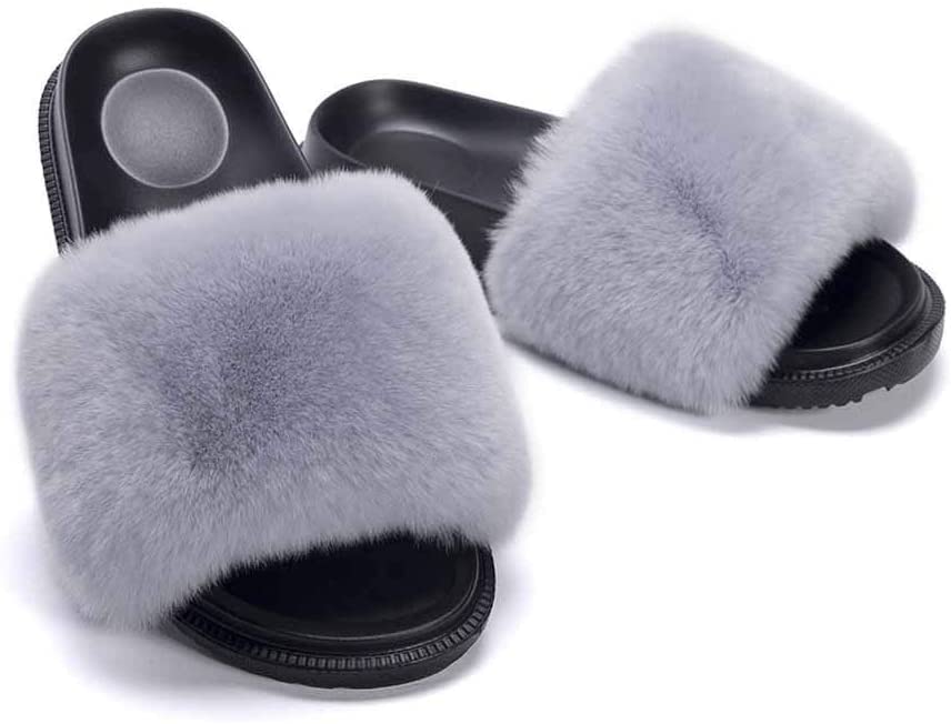 Tongs en peluche au design ergonomique et finitions raffinées