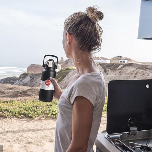Bouteille isotherme grande capacité contre l'eau tiède au travail
