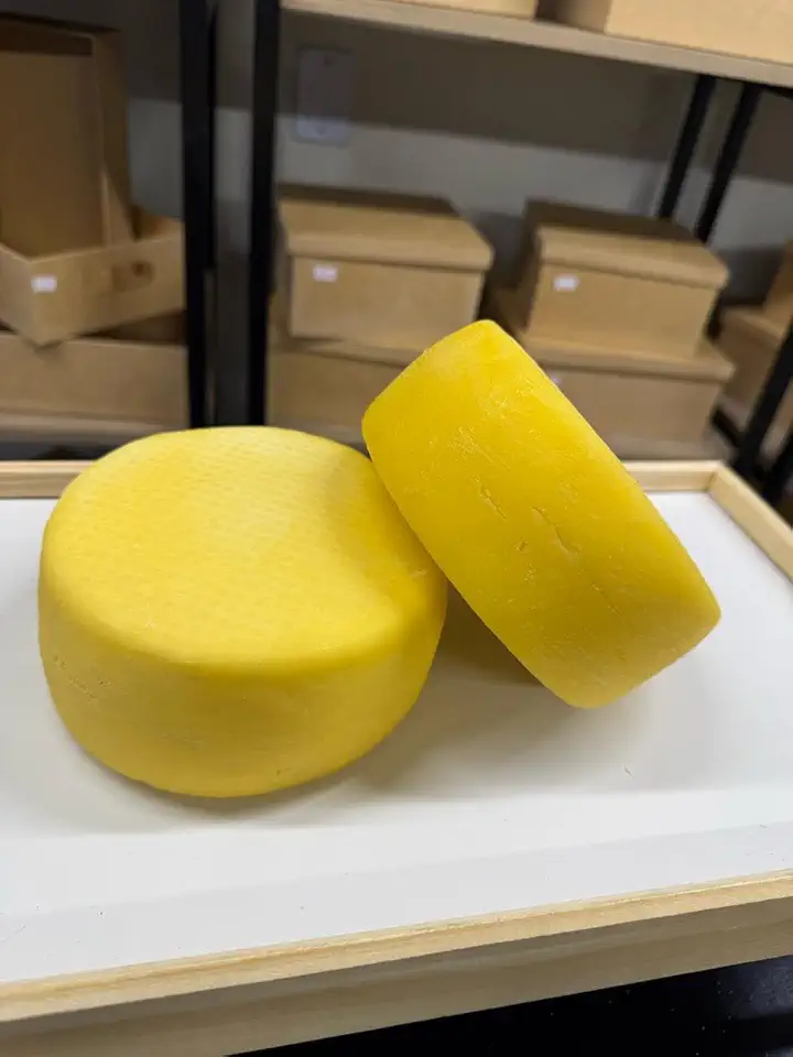 Queijo Minas Meia Cura Artesanal 800g – Sabor Autêntico da Roça, Sem Conservantes, Ideal para Café da Manhã, Tábua de Frios e Receitas Tradicionais (2UN)