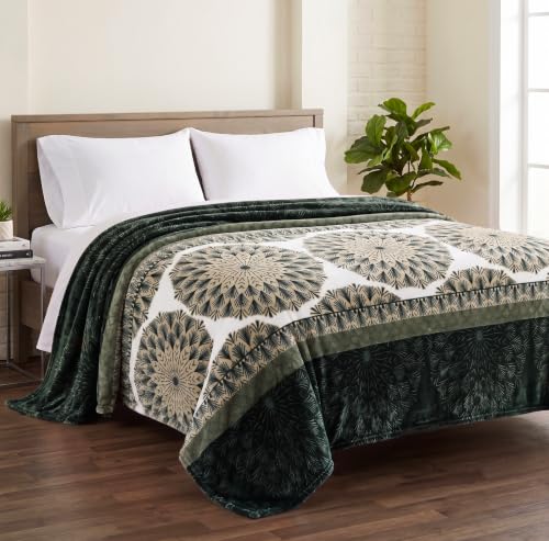 Image of VAS COLLECTIONS 280 GSM Flannel Blanket for Double Bed, Ultra Soft Plush Fleece Blanket, Warm & Cozy Heavy Winter Blanket, Breathable AC Blanket, for Home & Hotel, 220 x 230 cm - Emerald Green