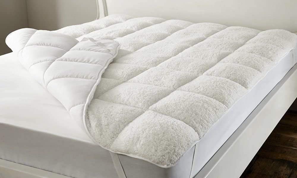 London Dream White Sherpa Fleece Mattress Topper Small Double, Fluffy Warm Teddy Fleece Box Stitched Elasticated Corner Mattress Protector (4Ft 122 X 190 Cm)