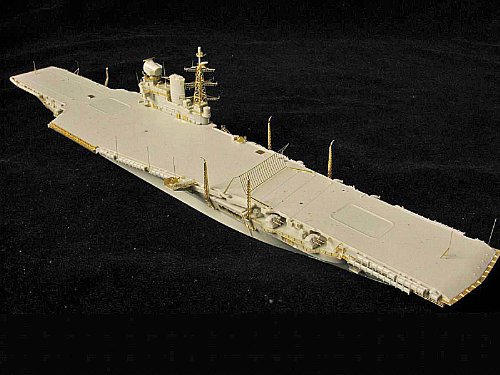 Amazon.co.jp: 1/700 英海軍空母 R38 ビクトリアス 1966 : おもちゃ