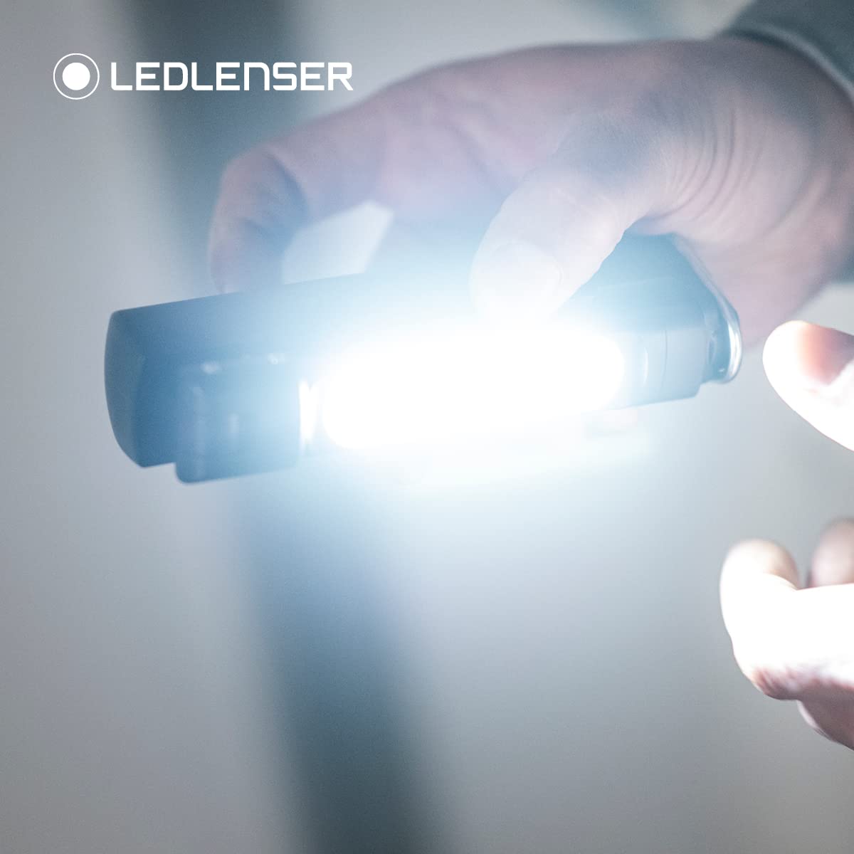 Ledlenser W6R Lavoro, pieghevole e girevole, luce LED portatile con magnete e gancio, torcia luminosa, 500 lumen, torcia da lavoro, strumenti manuali di ispezione, lampada a LED senza fili, torcia a