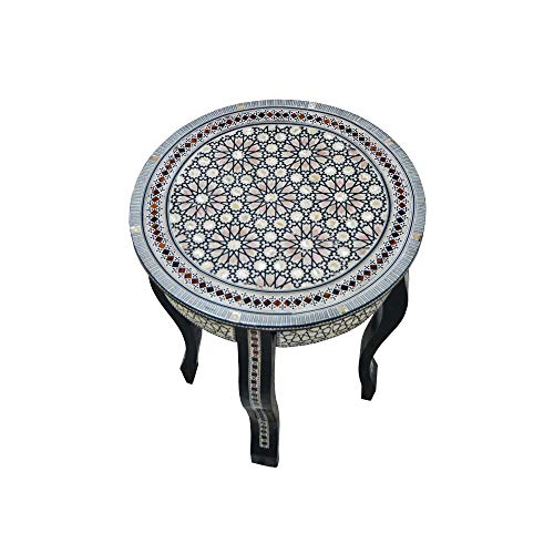 Table d'appoint 6 en bois et nacre fabriquée à la main en Égypte. Il mesure 40 cm de diamètre et environ 50 cm de hauteur.