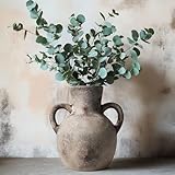 Breloque rustique avec un attrait intemporel : ce vase rustique en céramique présente une finition patinée et un design à deux poignées, apportant un charme vintage à n'importe quel espace. Ses tons terreux se fondent parfaitement avec les intérieurs de ferme, de chalet et classiques. Qu'il soit placé sur un vase, une entrée ou une étagère, ce vase rustique sert à la fois d'accent décoratif et de pièce maîtresse pour votre maison