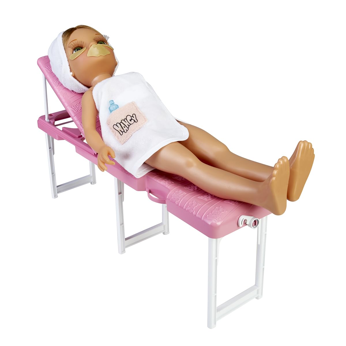Nancy - Un día de SPA, muñeca con Toalla y Tumbona de SPA, Set para Hacer mascarillas, Maquillaje de Purpurina y Accesorios de Belleza, para niñas y niños a Partir de 3 años, Famosa, (NAC37000)