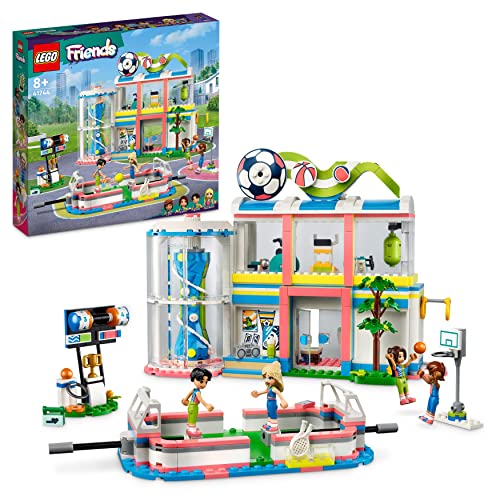 LEGO 41744 Friends Centrum sportowe, kreatywna zabawka, klocki z elementami do gry w piłkę nożną, koszykówkę i tenisa, zestaw z minilaleczkami z miasta Heartlake, prezent na święta dla 8-latka