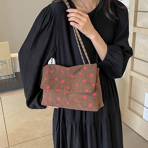 Bolso tote de felpa con diseño de fresa para mujer, bolso cruzado estético y moderno con cadena miniatura 2