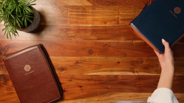 Image of RVR60, Santa Biblia, Letra Supergigante, Leathersoft, Cafe, con Cierre, Comfort Print (Spanish Edition)