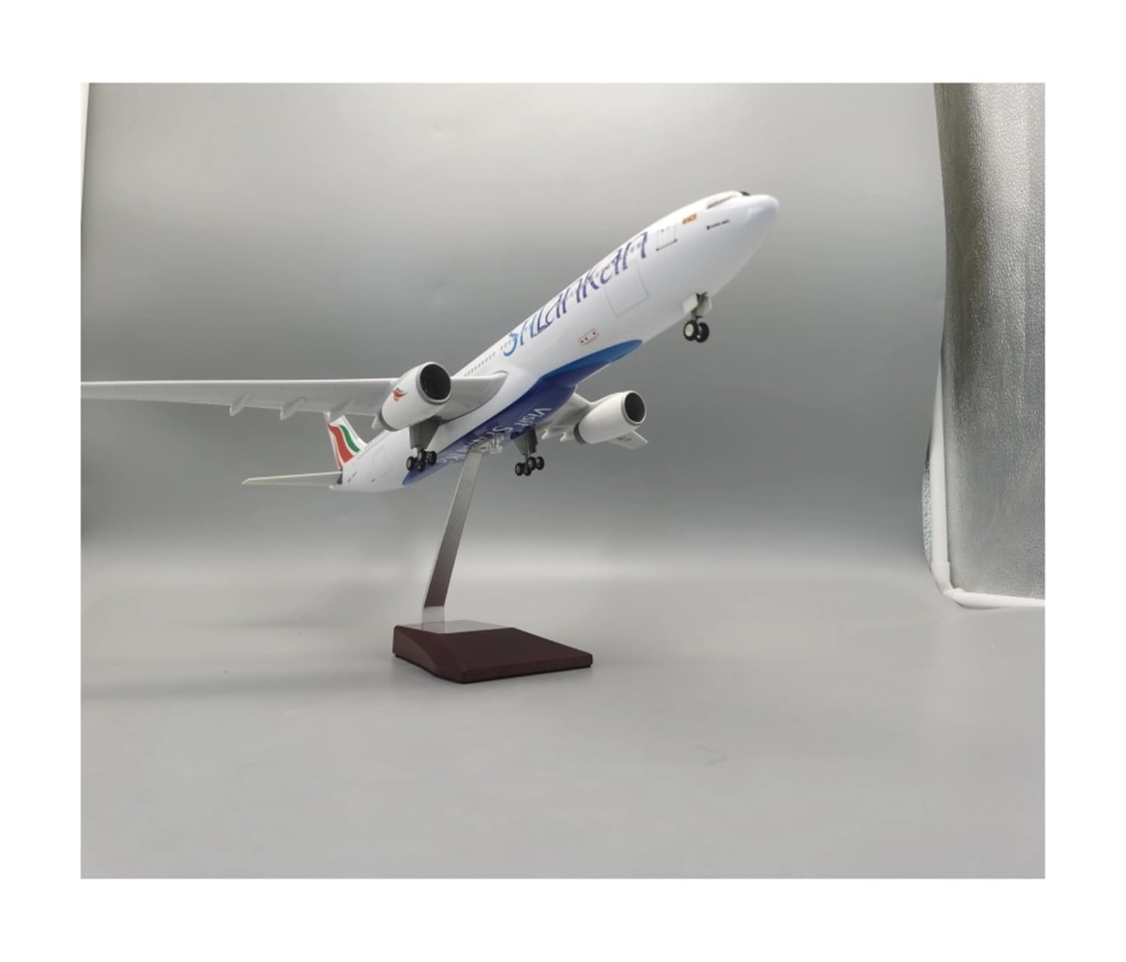 Odlewane zabawki samolotowe w skali 1:135 dla modelu A330 SriLankan Airlines Model odlewanego ciśnieniowo żywicy Model samolotu Kolekcjonerskie modele wystawowe Stacjonarny samolot do zbierania i