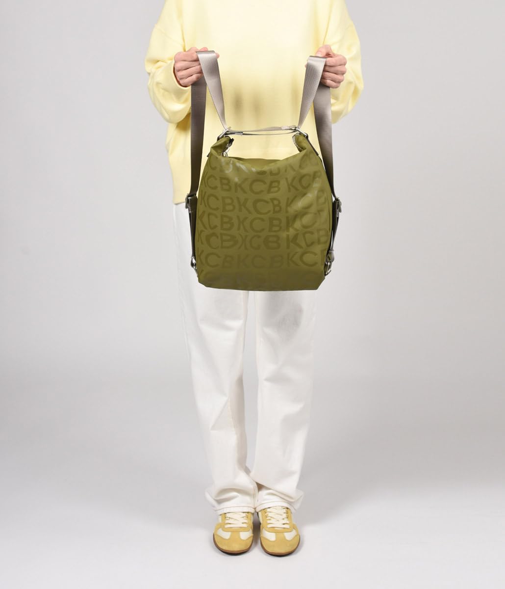Bolso Mochila KCB Stamp | Versatilidad y Estilo | Diseño Convertible y Espacioso | Perfecto para el Día a Día | Asas Ajustables | 100% Vegano | Color Cereza