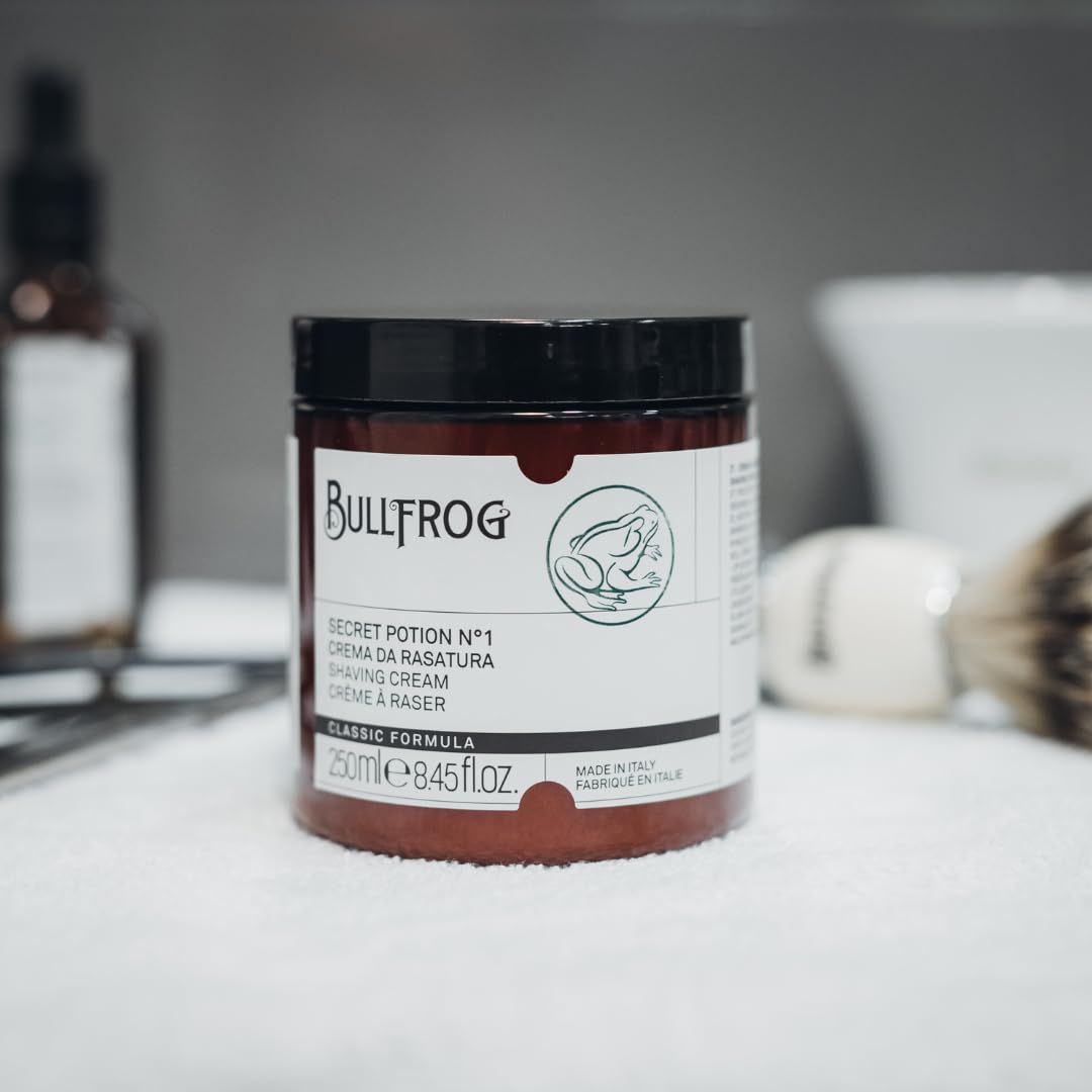 Bullfrog Crema da Rasatura Secret Potion N.1"Classic" 250 ml - Ammorbidisce la Barba - Lascia la Pelle Fresca e Liscia - Note Legnose, Aromatiche e Ambrate, Made in Italy