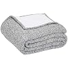 Amazon Basics – Wendbare Decke, aus Sherpa und meliertem Strick, Grau, 150 x 200 cm