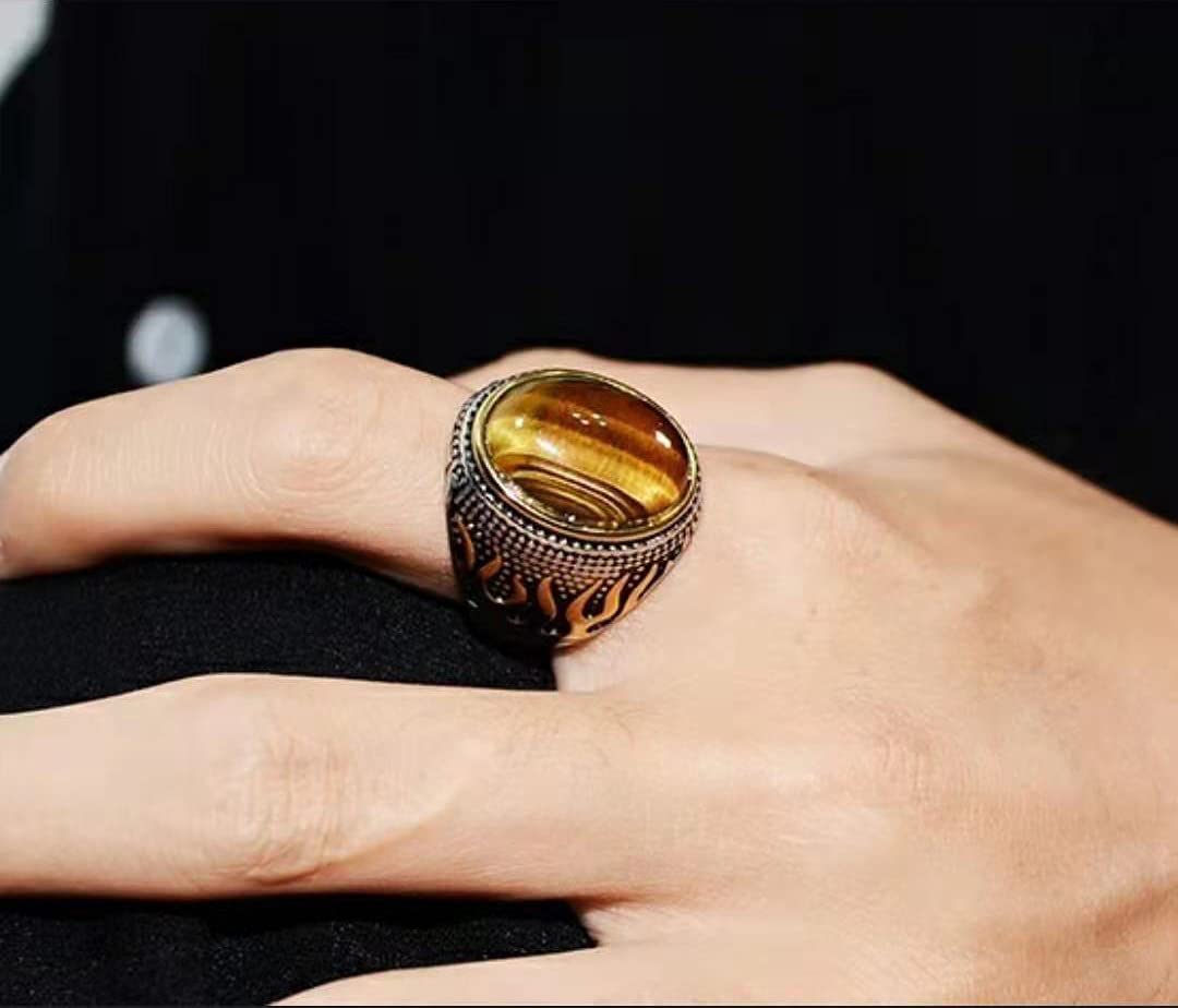 Tigerauge Herrenring, handgefertigt, Vintage-Stil, Edelstahl, geschnitztes Flammenmuster, ovales Edelstein-Emblem, Naturstein-Ring, personalisierter Motorrad-Schmuck