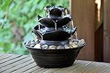 dobar® Design Tischbrunnen 96410e - Zimmerbrunnen dreistufig in Steinoptik - Kleiner Springbrunnen - Dekoratives Wasserspiel für Wohnzimmer/Büro/Indoor - Zierbrunnen - 22,2 x 22,2 x 20,6 cm - Schwarz