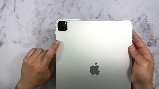 Watch M2 iPad Pro 12.9-inch Silver ﹙6th Generation﹚ on Amazon Live