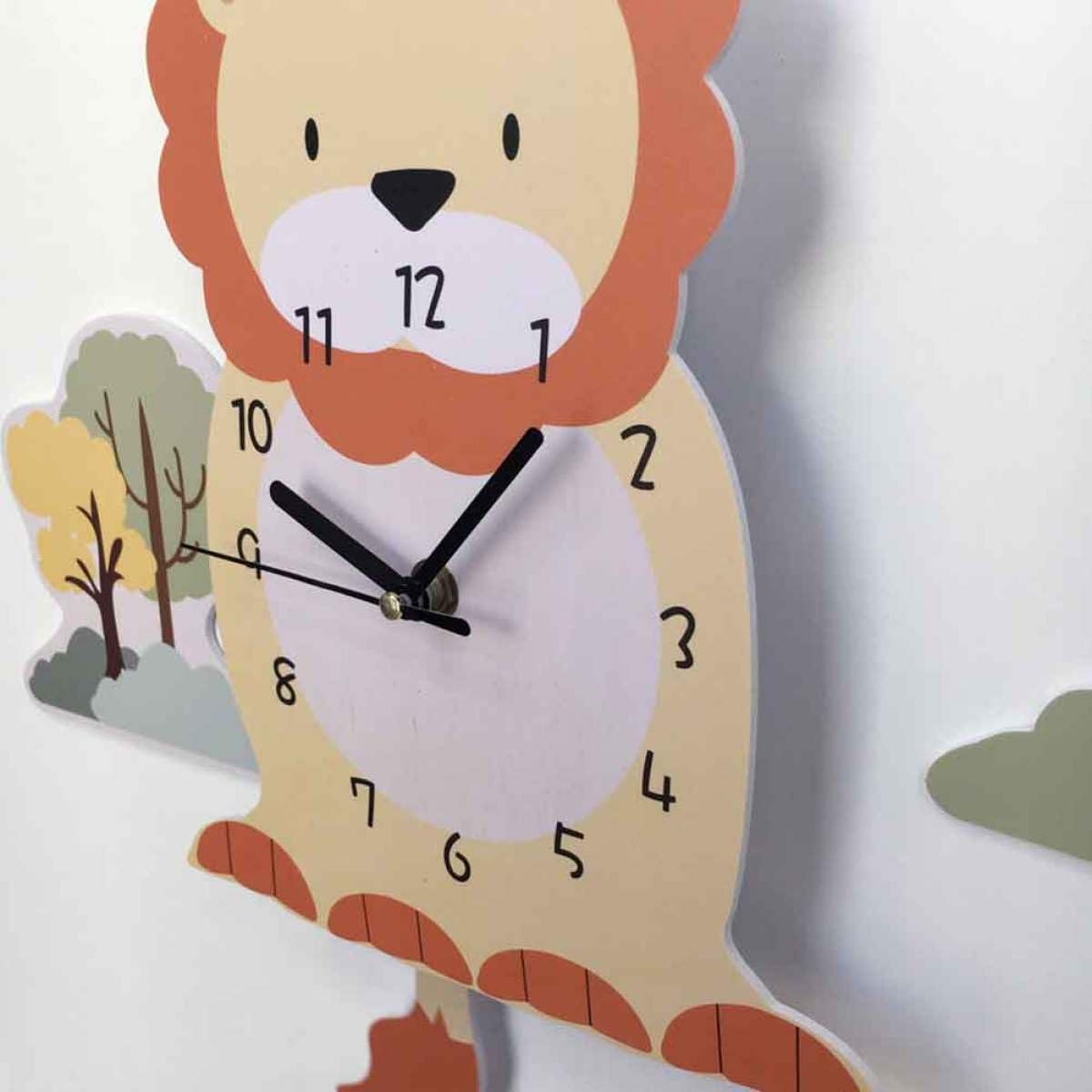 Lurrose Kinderzimmer Wanduhr mit Löwenmotiv Kreative Holz PVC Uhr Dekorative Wandzeitanzeige für Kindergarten und Lernumgebung Einfache Befestigung