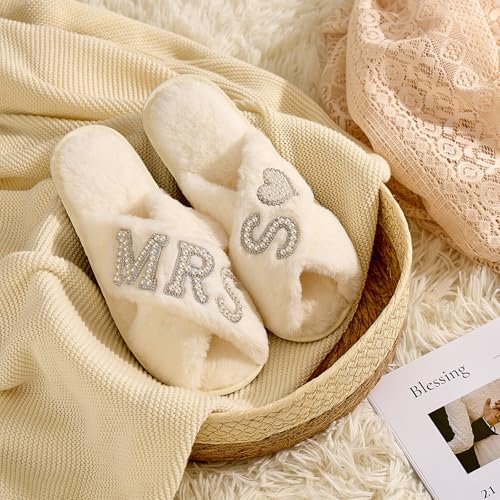Bride Slippers for Wedding Day, Bride To Be Bridal Shower Gift for Women Bridesmaids, Personalized Initial MRS Pearl Letter Open Toe Fuzzy Flip Flops, Getting Ready Outfit, Bachelorette Party2