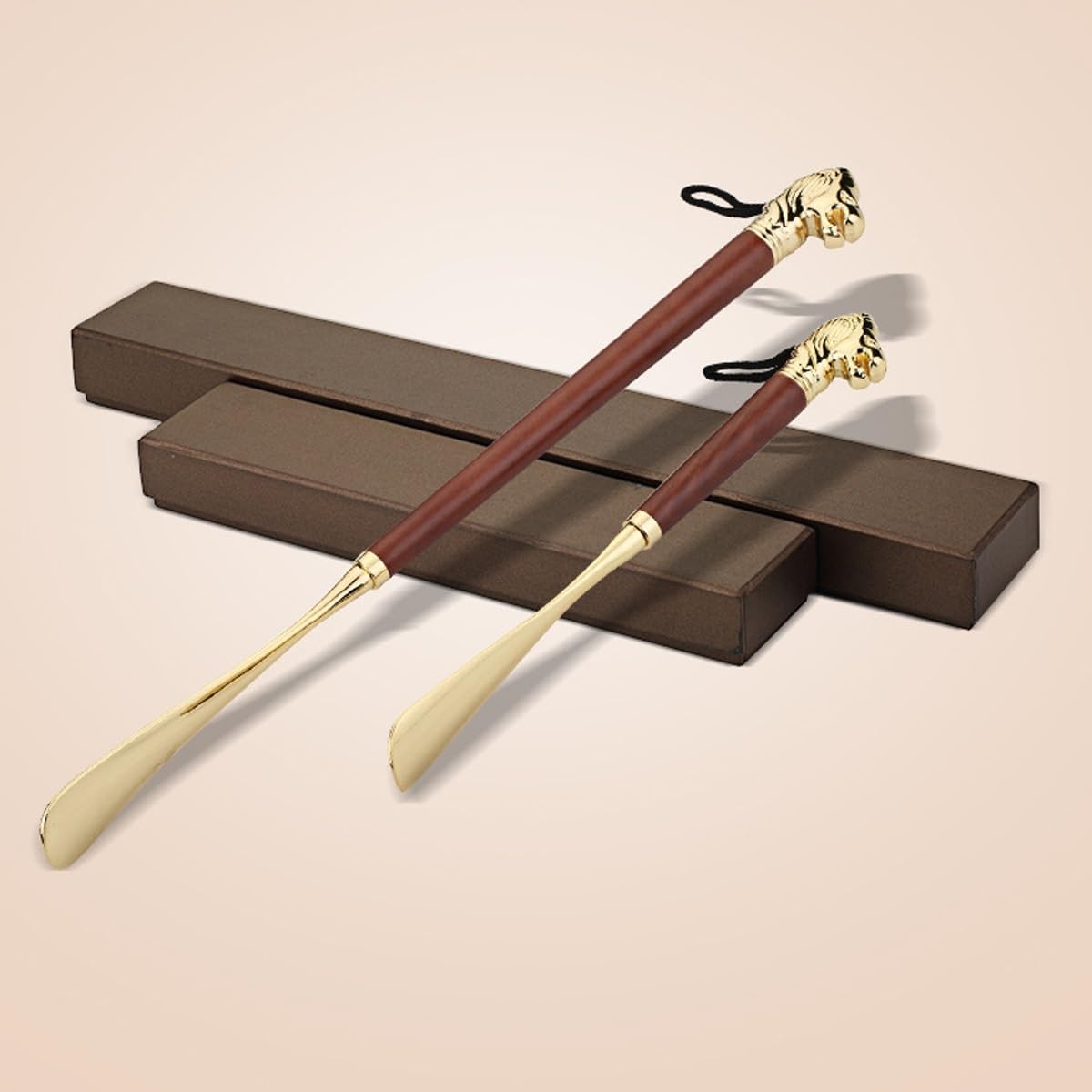 Calzador de acero aleado León Dorado – Sin necesidad de agacharse,diseño de cabeza de león elegante y estiloso,bordes suaves,set en caja de regalo con mango largo para personas mayores(Black,22.8in)
