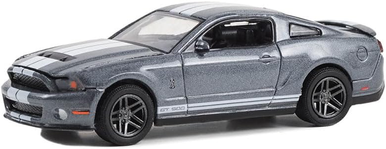 Greenlight 13340-D The Drive Home to The Mustang Stampede Series 1-2010 Shelby GT500 - Gris de ley metálico con rayas blancas escala 164 fundido a disponible en Yaxa Venezuela