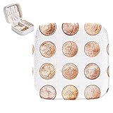 Design compact et généreux qui s'accorde facilement avec votre décoration. La boîte à boucles d'oreilles portable est un jeu d'enfant à ranger et se pose magnifiquement sur votre commode, table de chevet, comptoir de salle de bain ou coiffeuse, économisant beaucoup d'espace pour rendre votre coiffeuse et votre chambre plus nettes.