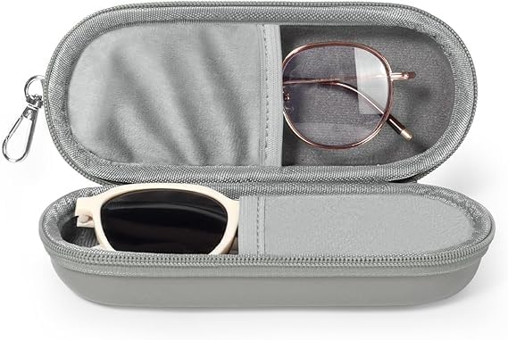 Fodera morbida e comoda cinghia elastica: la morbida cinghia elastica mantiene gli occhiali in posizione, facilitando l'inserimento e la rimozione. La morbida fodera interna impedisce i graffi, garantendo così la protezione delle lenti ad ogni utilizzo.
