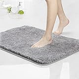 💦SICHER UND RUTSCHFEST：Die Unterseite des Teppich hat eine aktualisierte und verbesserte TPR-Gummirückseite, die die Badezimmermatte langlebig und langlebig macht. Selbst bei längerer Verwendung reißt oder zersetzt die Rückseite nicht. Die Superhaftung fixiert den Duschteppich auf Ihrem Boden . Zum Schutz Ihrer Familie legen Sie den Badezimmerteppich bitte nur auf einen trockenen und glatten Boden. Wasser unter dem Badezimmerteppich kann ihn bewegen.