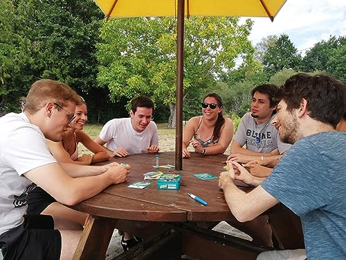 Asmodee - Jet LAG - Jeu d'Ambiance pour Adultes et Enfants dès 12 Ans - Quiz Décalé et Hilarant - Jeu de Société pour Soirées Entre Amis - 3 à 8 Joueurs - 20 Min - Version Française