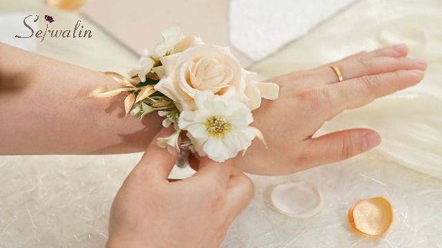 Amazon.com: Serwalin Champagne Rose Corsage and Boutonniere Set, 2 Pcs  Boutonniere and Wrist Corsage Wristlet Prom Flowers Wedding Ceremony Party  Accessories Suit Decorations : Home & Kitchen