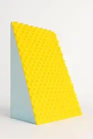 Travesseiro Triangular Ortopédico Espuma 65x45cm Encosto Confortável Azul E Amarelo Almofada Para Costas Coluna Gravidez Pós Cirurgia Refluxo Apoio Lombar Descanso De Corpo
