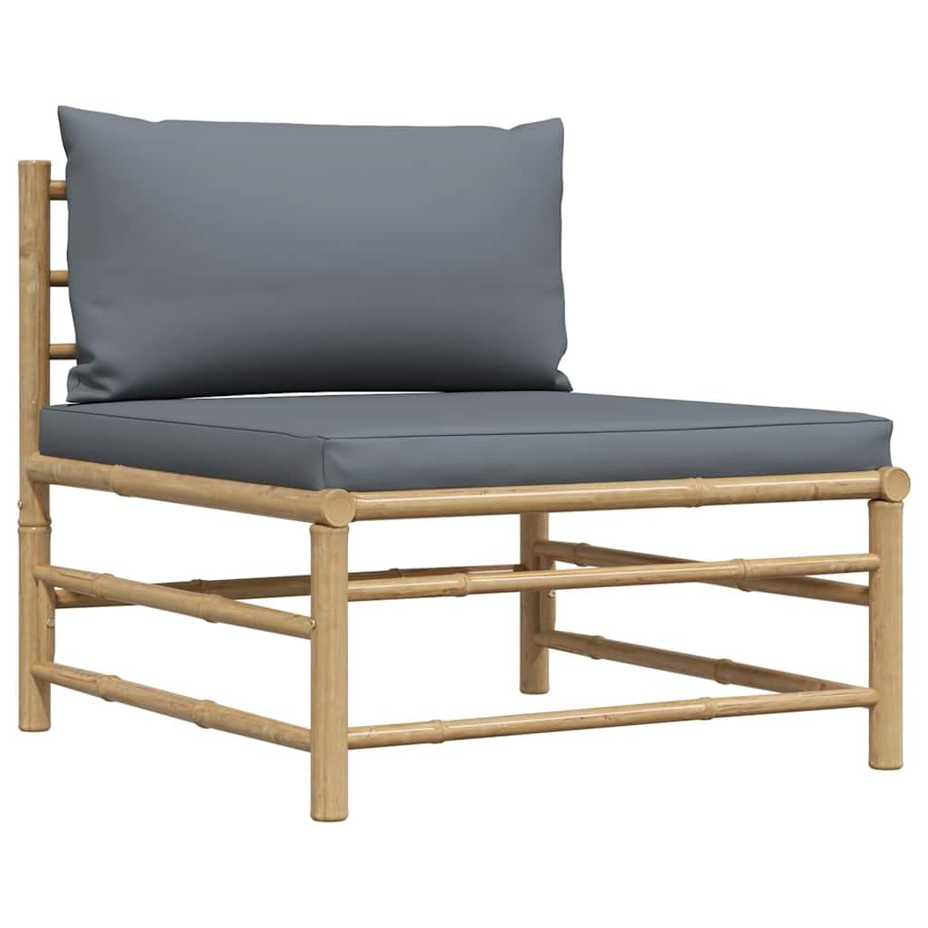 Sofá esquinero de bambú con cojines grises oscuros, asiento modular con acolchado grueso, ligero y fácil de limpiar, ideal para terrazas y patios.