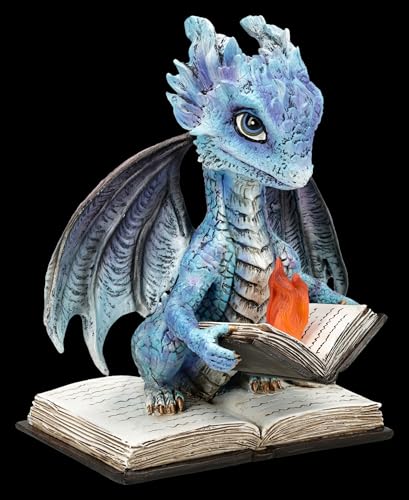 Figuren Shop GmbH Figura de dragón – Dragón azul leyendo libro de hechizos – Decoración de fantasía pintada a mano (15,5 cm) – Colección Tales of Aurelion – Idea de regalo para los fanáticos de la