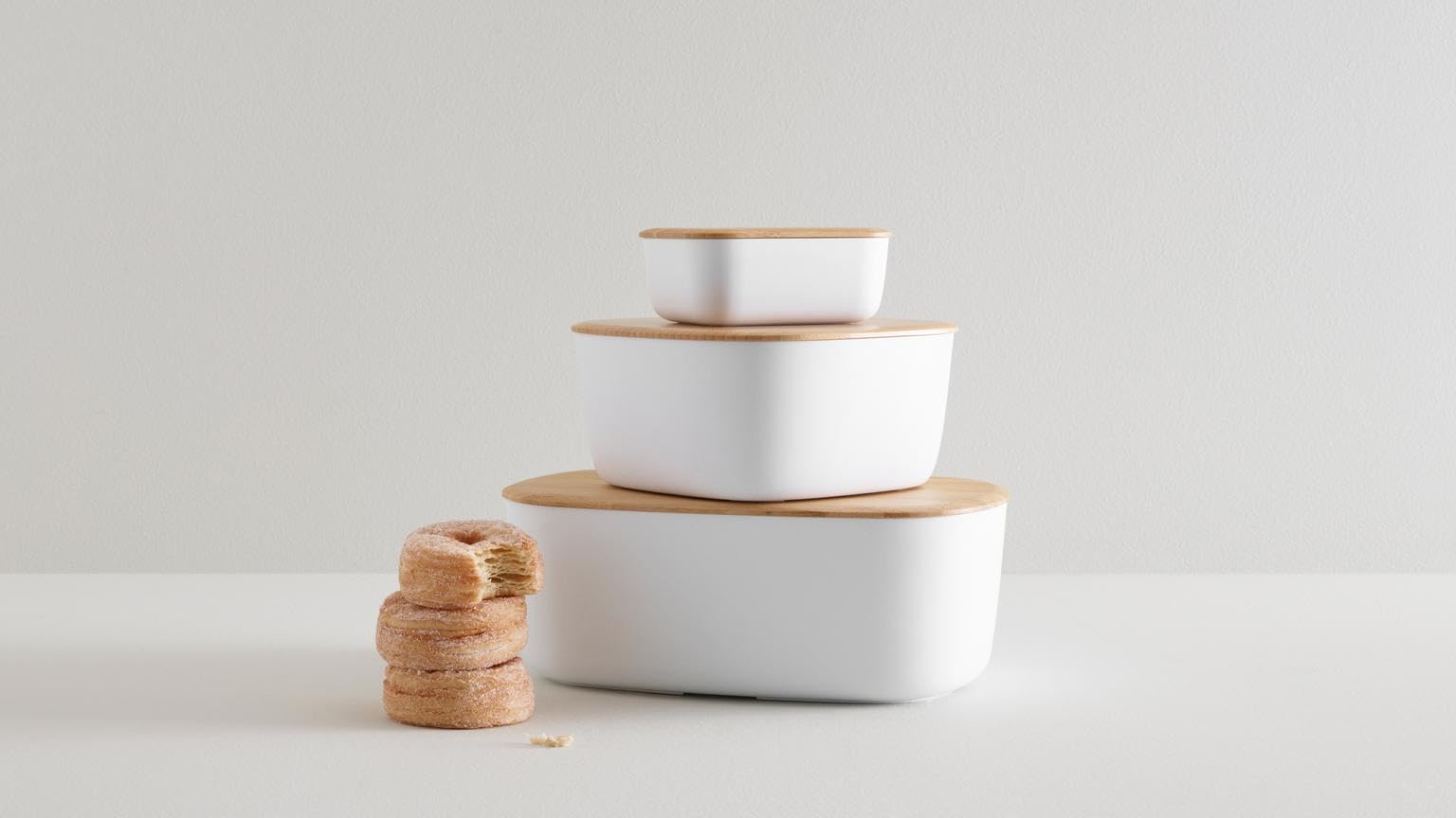 RIG-TIG Brotkasten Box-IT - Aufbewahrungsbox für Brot, Brötchen, Kekse, Gebäck, Schneidebrett als Deckel - Skandinavisches Design, Küchenzubehör - Warmes Grau