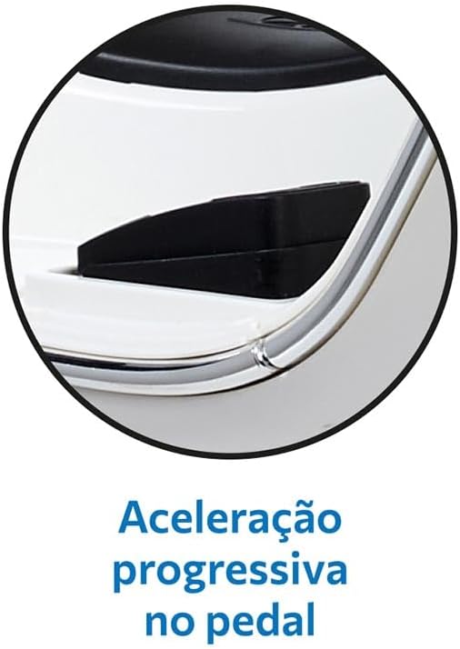 Imagem close-up de um scooter com fundo branco.
