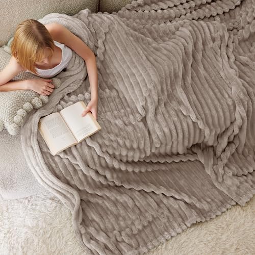 BEDSURE Kuscheldecke 220x240 Zimmer Deko - Tagesdecke, Braun | Geschenke für Frauen, Weich Sofadecke & Wolldecke, Warme Grobe Korddecke für Couch, Schlafzimmer & Wohnzimmer,Waschba
