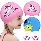 【El paquete incluye】 El paquete incluye 2 gorros de natación para niños + 2 pinzas nasales impermeables para niños + 2 tapones para los oídos impermeables, gorro piscina niño con dos estampados de dibujos animados diferentes que combinan perfectamente con la cabeza de los niños, gorro piscina niño adecuado para la mayoría de los niños, niñas y niños.